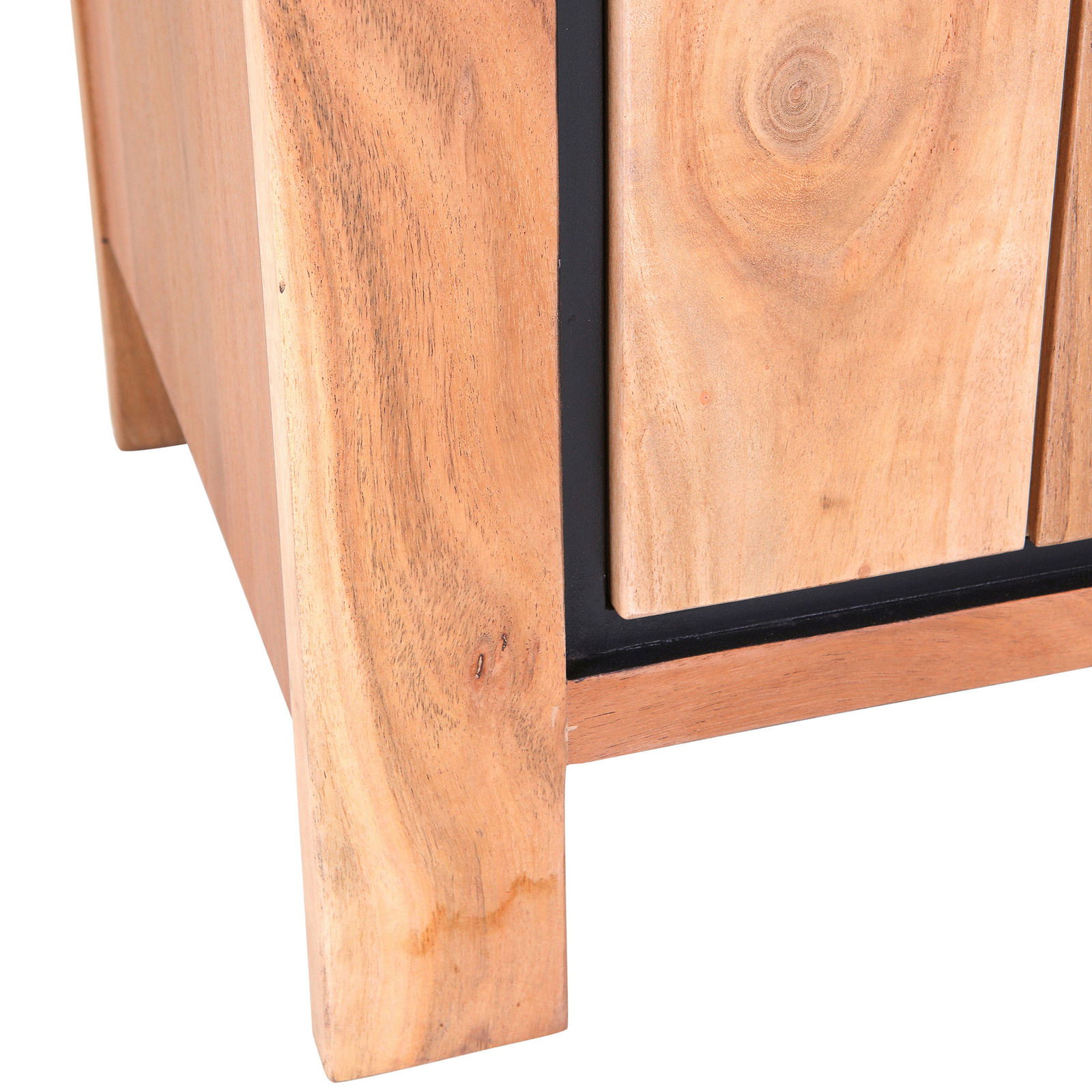 Nahaufnahme eines Sideboards aus hellem Holz mit sichtbarer Maserung und schwarzem Rahmen, Perspektive von der Seite.