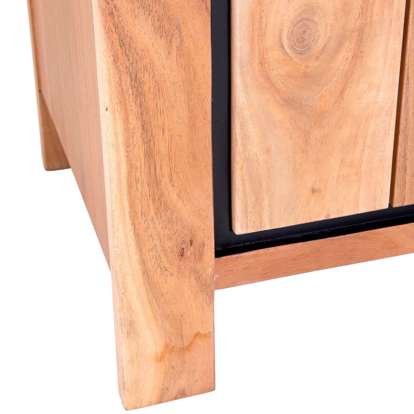 Nahaufnahme eines Sideboards aus hellem Holz mit sichtbarer Maserung und schwarzem Rahmen, Perspektive von der Seite.