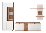Wandkombination Wöstmann Markenmöbel WM 2410 in Frontalansicht mit weißem und holzfarbenem Design, bestehend aus einem hohen Schrank, einem niedrigen Sideboard und einem Wandregal mit dekorativen Holzelementen.