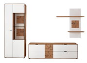 Wandcombinatie Wöstmann Markenmöbel WM 2410 in vooraanzicht, uitgevoerd in wit en houtkleur, bestaande uit een hoge kast, een laag dressoir en een wandrek met decoratieve houten elementen.