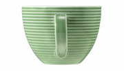 Grüne Kaffeetasse mit horizontalen Streifen, seitliche Perspektive