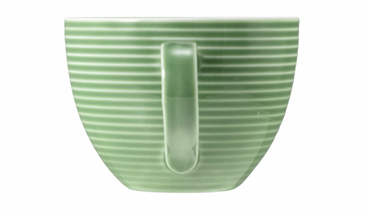 Grüne Kaffeetasse mit horizontalen Streifen, seitliche Perspektive