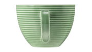 Grüne Kaffeetasse mit horizontalen Streifen, seitliche Perspektive