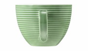 Grüne Kaffeetasse mit horizontalen Streifen, seitliche Perspektive