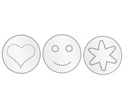 Drei runde Dekorierstreueraufsätze mit Lochmustern in Herz-, Smiley- und Sternform, von oben betrachtet.