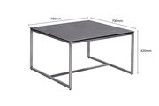 Moderner Beistelltisch mit schwarzer Tischplatte und silbernem Metallgestell, seitliche Perspektive.