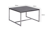 Moderne bijzettafel met zwart tafelblad en zilverkleurig metalen onderstel, gezien vanaf de zijkant.
