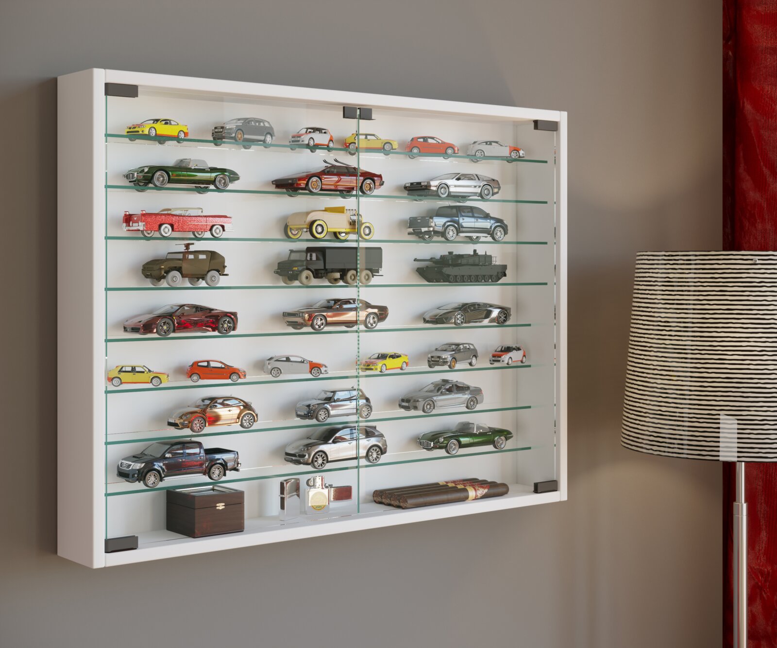 VCM Vitrine MANDOSA Weiße, wandmontierte Glasvitrine mit mehreren Glasböden und Schiebetüren, gefüllt mit Modellautos und kleinen Sammlerstücken; Frontansicht in leichter Perspektive von rechts.