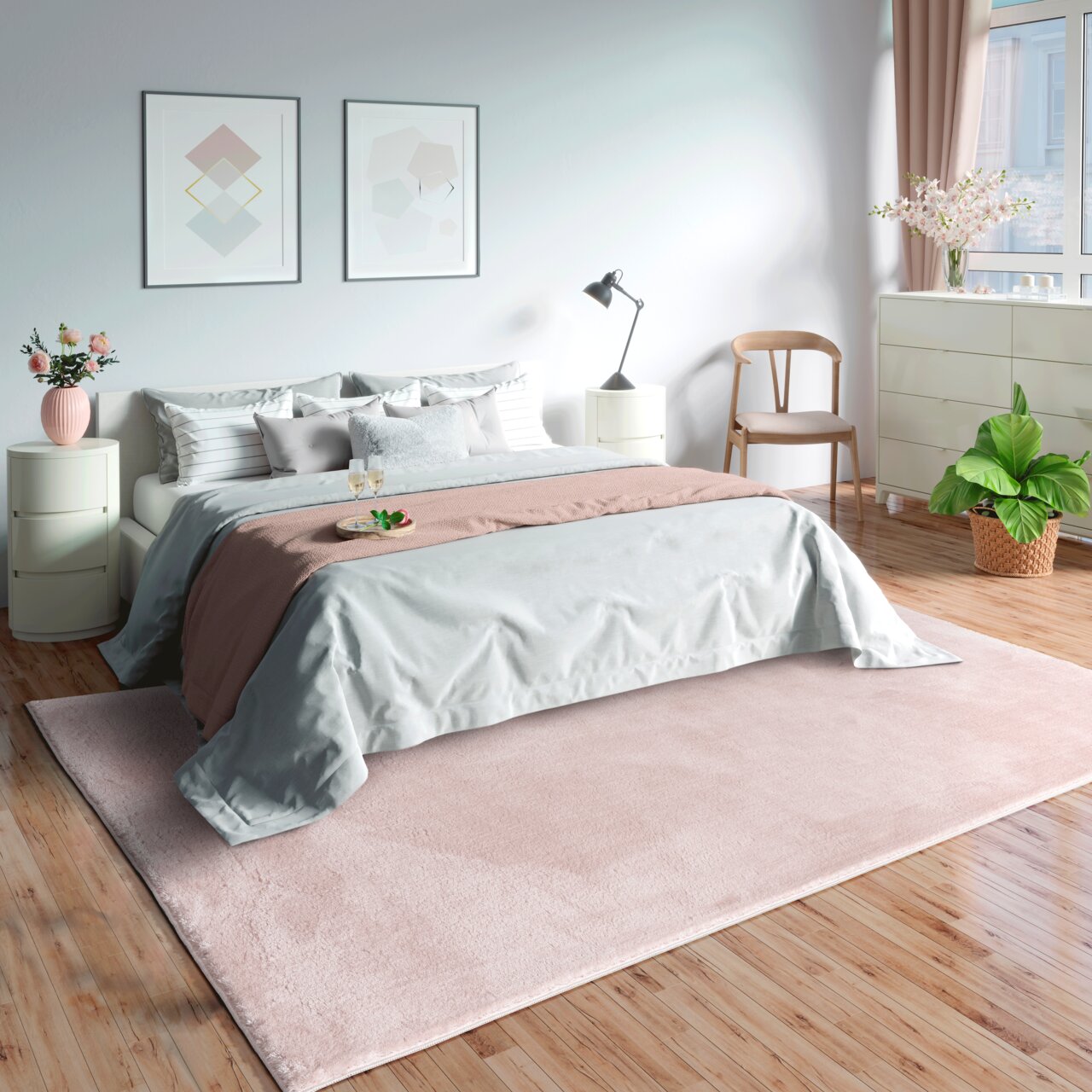 Ein stilvolles Schlafzimmer mit einem großen, rosafarbenen Teppich auf Holzboden, einem gemütlichen Bett mit pastellfarbener Bettwäsche und dekorativen Kissen, flankiert von Nachttischen mit Blumen und einer Lampe. Im Hintergrund sind ein Stuhl, eine Komm