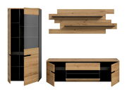 Modernes Wohnmöbel-Set in Eiche-Optik mit schwarzen Akzenten: hoher Schrank und Lowboard mit geöffneten Türen sowie Wandpaneel mit zwei Ablagen, Frontansicht leicht schräg