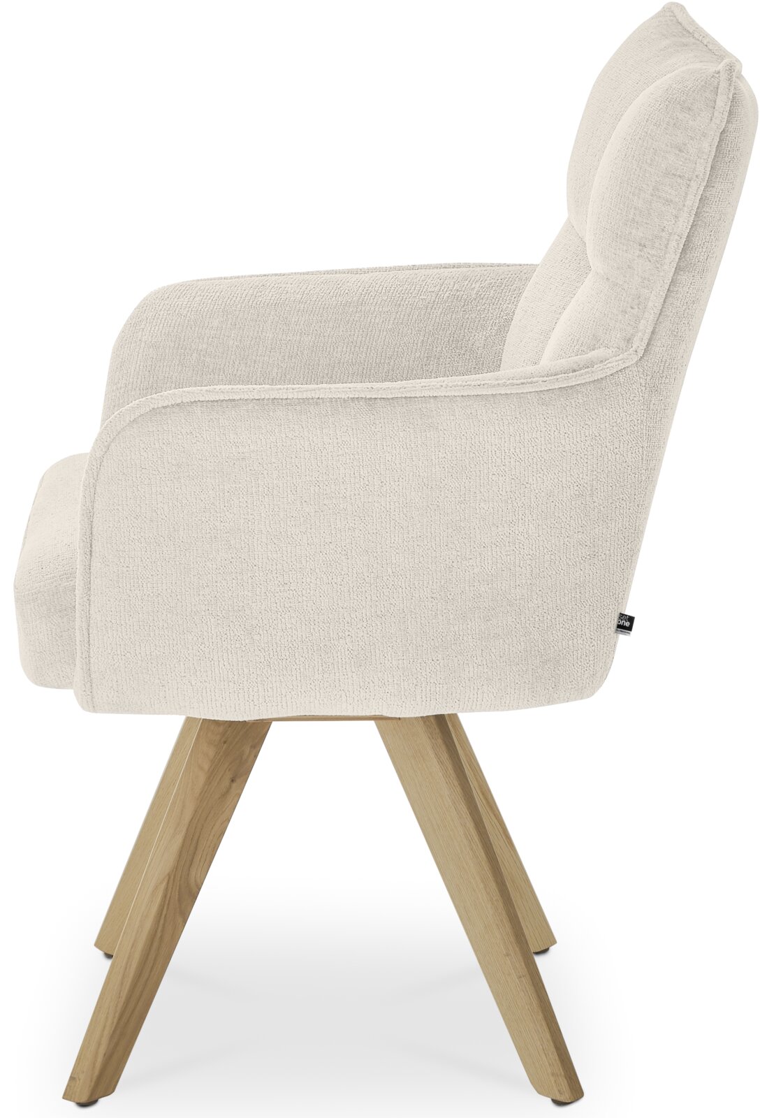 Zijaanzicht van een beige fauteuil met houten poten