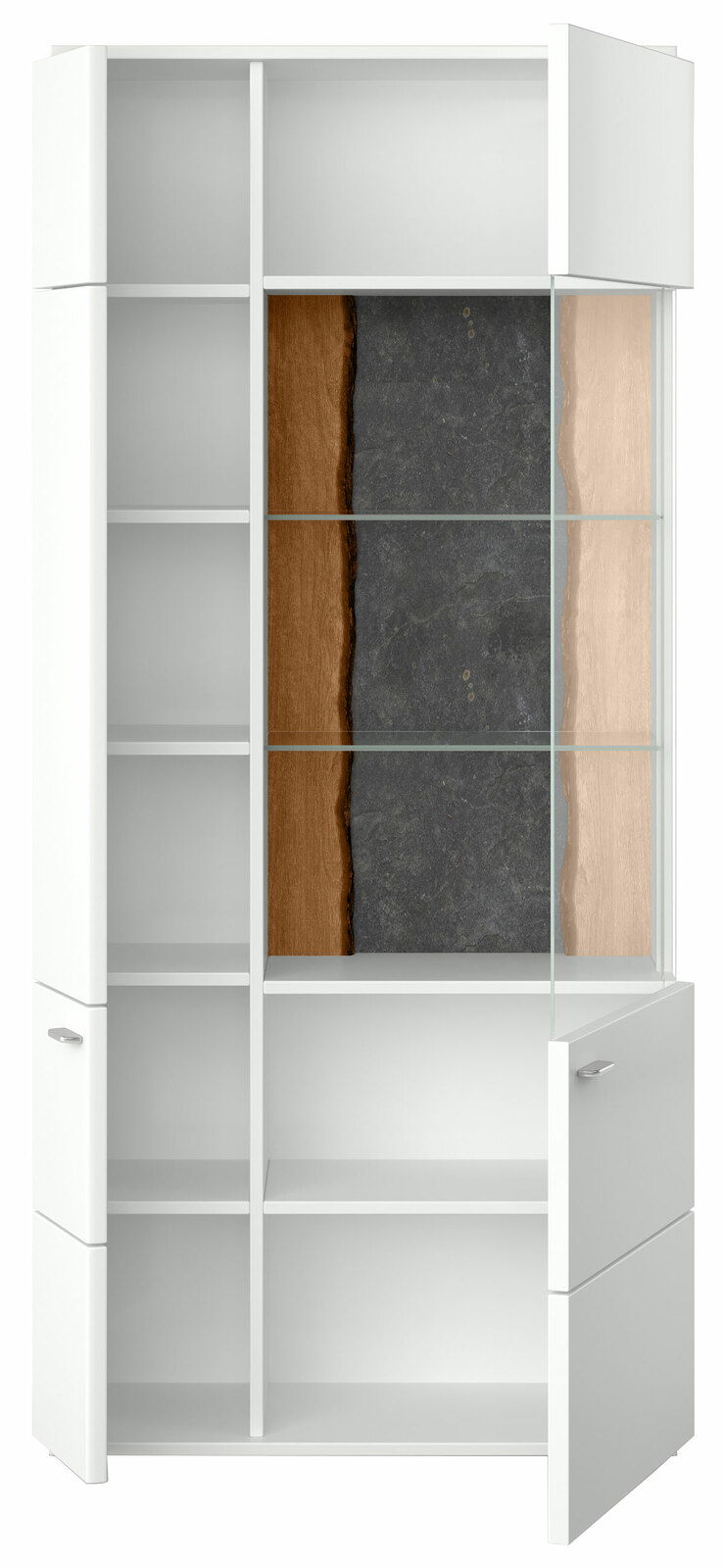 Weiße Vitrine mit offenen Regalen und einer Glastür, die eine dekorative Rückwand mit Holz- und Steinelementen zeigt, frontal betrachtet.