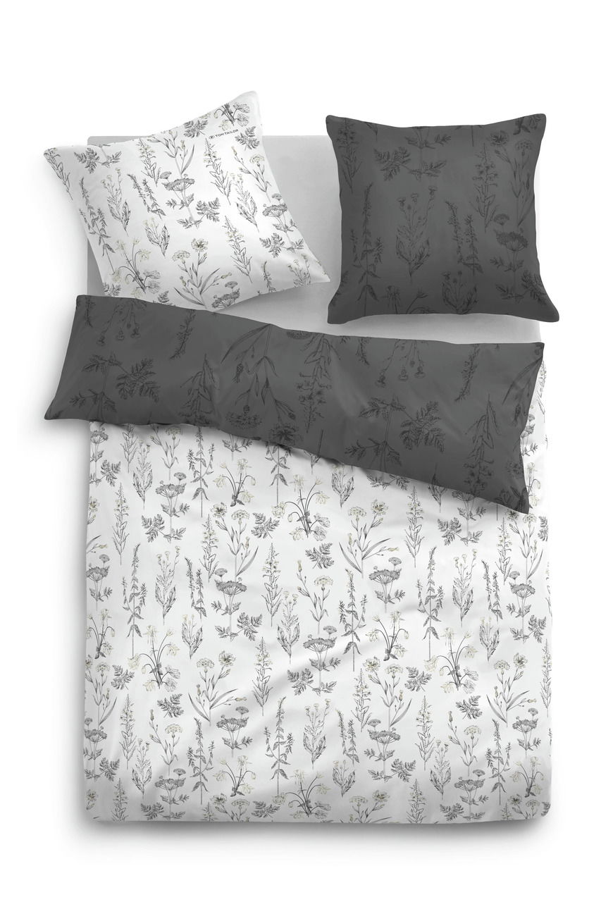 Tom Tailor Bettwäsche Satin-Bettwäsche-Set mit floralem Muster in Weiß und Dunkelgrau, aus der Vogelperspektive fotografiert.