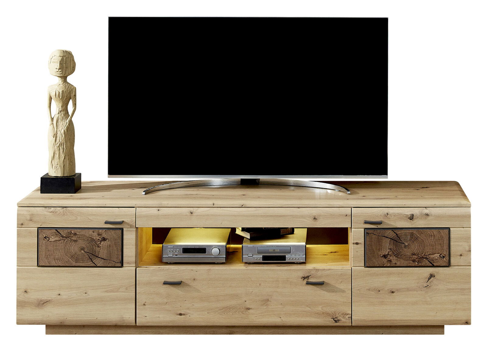 Livetastic TV-Unterteil MADERA II Frontale Ansicht des Livetastic TV-Lowboards MADERA II aus Holz mit zwei Schubladen, offenen Fächern und einer dekorativen Skulptur auf der linken Seite.