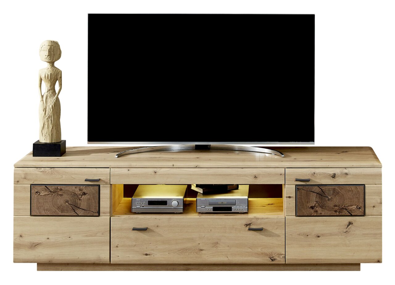 Frontale Ansicht des Livetastic TV-Lowboards MADERA II aus Holz mit zwei Schubladen, offenen Fächern und einer dekorativen Skulptur auf der linken Seite.