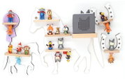 Wandregal in Form eines Pferdes mit mehreren Holzablagen und vielen kleinen Spielfiguren sowie grauem Lautsprecher/Box, frontal in leichter Draufsicht vor weißem Hintergrund