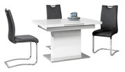 Esszimmer-Set mit modernem weißen Tisch und zwei schwarzen Freischwinger-Stühlen, seitliche Perspektive