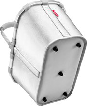 Silberner Reisenthel-Kühltasche mit Aluminiumrahmen und Tragegriff, schräg von unten/hinten fotografiert, mit sichtbarer Bodenplatte und schwarzen Standfüßen