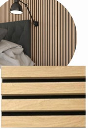 Akoestische panelen met houtlook, verticale strepen, aan de muur achter een bed met lamp, zijaanzicht