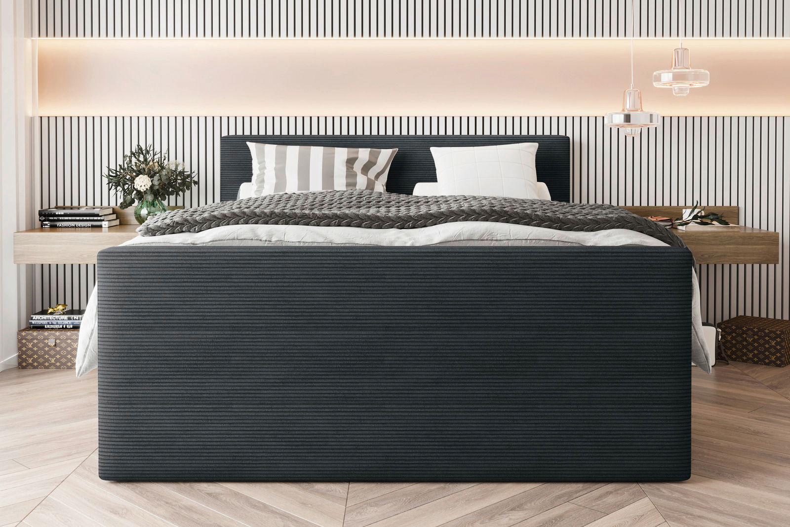 Frontale Ansicht eines stilvollen Boxspringbetts mit gestreiftem Kopfteil, dekorativen Kissen und moderner Beleuchtung im Hintergrund.