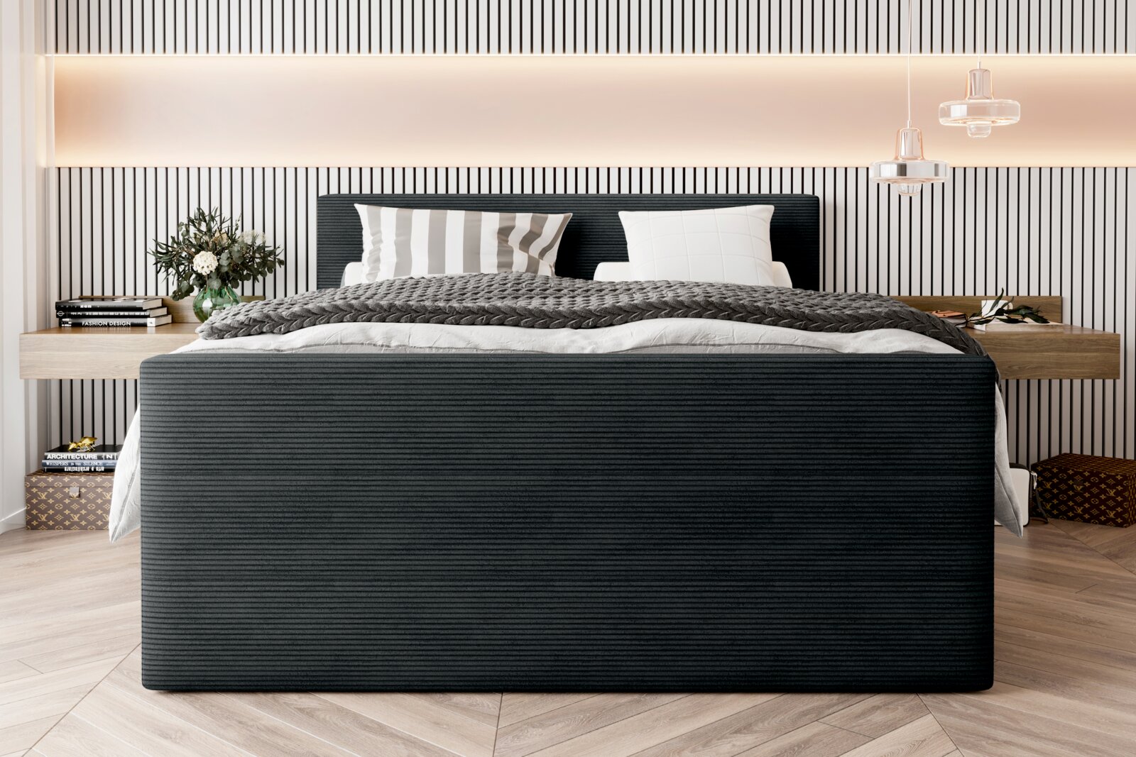 Frontale Ansicht eines stilvollen Boxspringbetts mit gestreiftem Kopfteil, dekorativen Kissen und moderner Beleuchtung im Hintergrund.