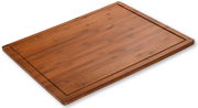 Rechteckige Schneide- und Abdeckplatte aus Holz, schräg von oben fotografiert.