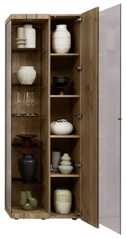 Geöffnete Vitrine aus Holz mit Glastür, gefüllt mit dekorativen Vasen und Gläsern, Perspektive von vorne rechts.