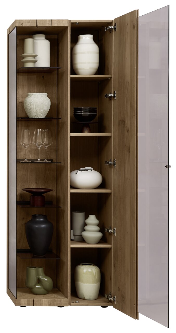 Geöffnete Vitrine aus Holz mit Glastür, gefüllt mit dekorativen Vasen und Gläsern, Perspektive von vorne rechts.