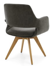 Achterkant van een moderne fauteuil met grijze bekleding en houten poten