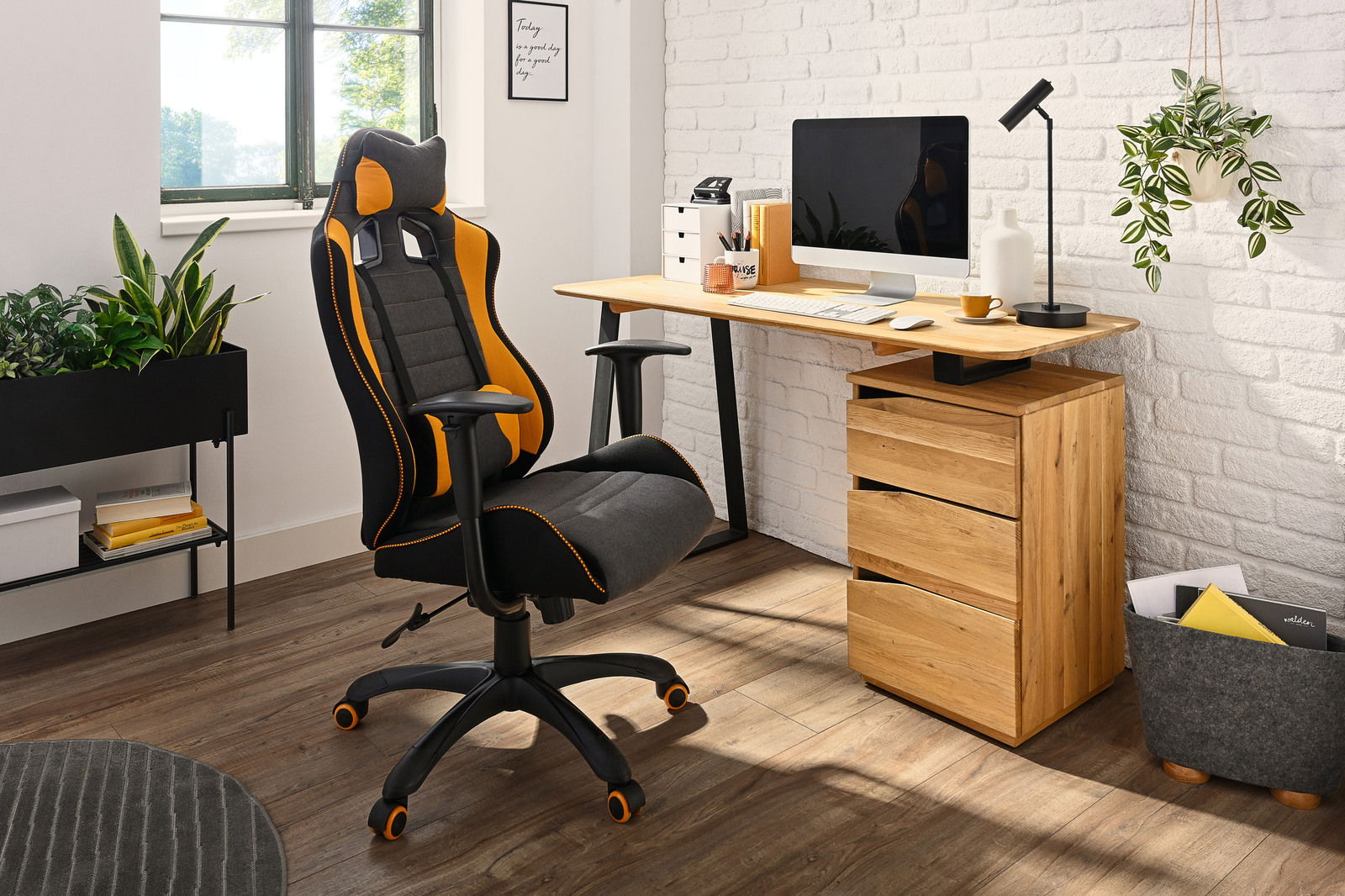 Moderner Schreibtisch aus Holz mit Schubladen, seitliche Perspektive, neben einem ergonomischen Bürostuhl in einem hellen Raum.