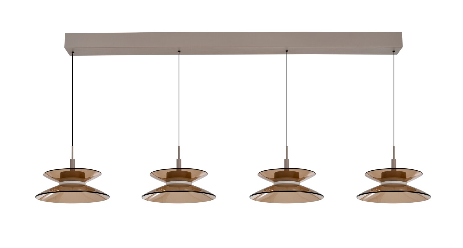 Frontaal aanzicht van een moderne langwerpige hanglamp met vier amberkleurige glazen kappen aan zwarte snoeren en een beige plafondbalk.