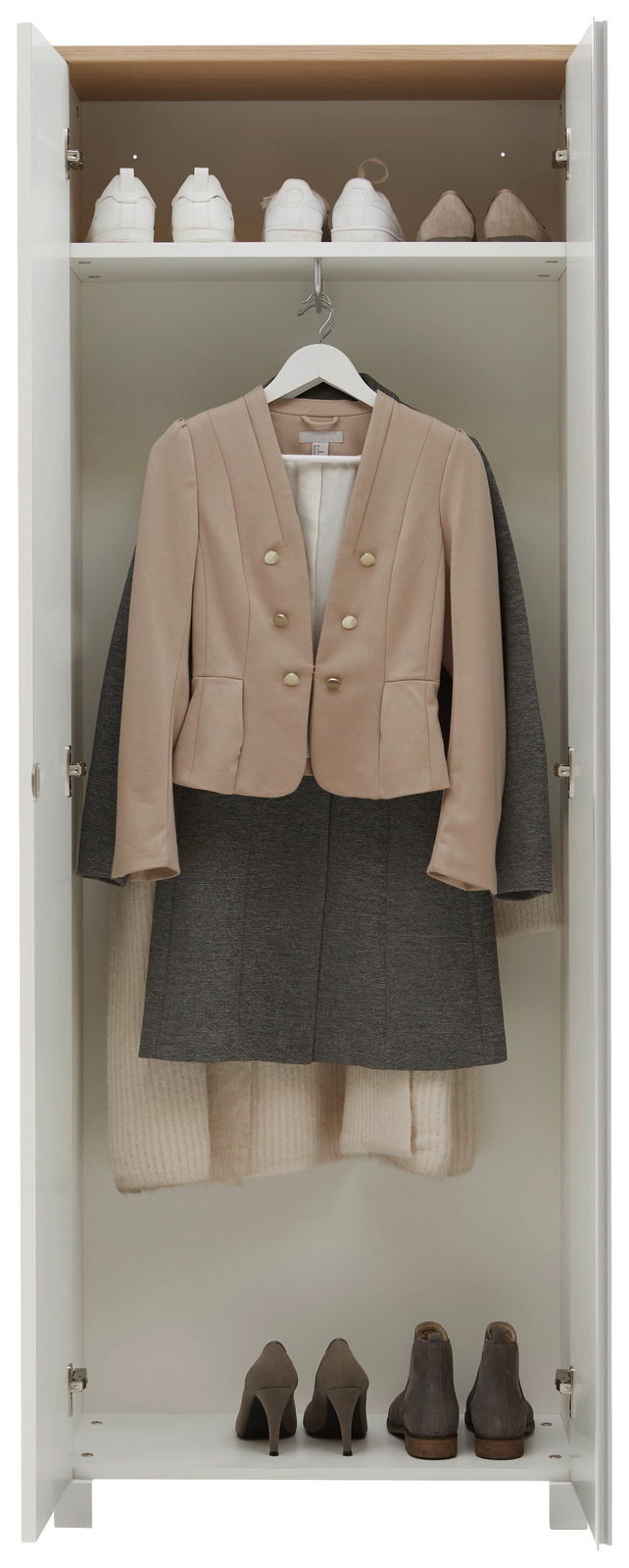 Offener Dielenschrank der Serie SORRENT von Dieter Knoll, gefüllt mit Kleidung und Schuhen, aus der Frontalperspektive.