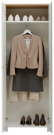 Offener Dielenschrank der Serie SORRENT von Dieter Knoll, gefüllt mit Kleidung und Schuhen, aus der Frontalperspektive.