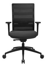 Schwarzer Bürostuhl Topstar SITNESS AIRWORK, Vorderansicht, mit Netzrückenlehne und verstellbaren Armlehnen.