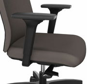 Nahaufnahme eines braunen Drehstuhls mit Armlehnen, seitliche Perspektive