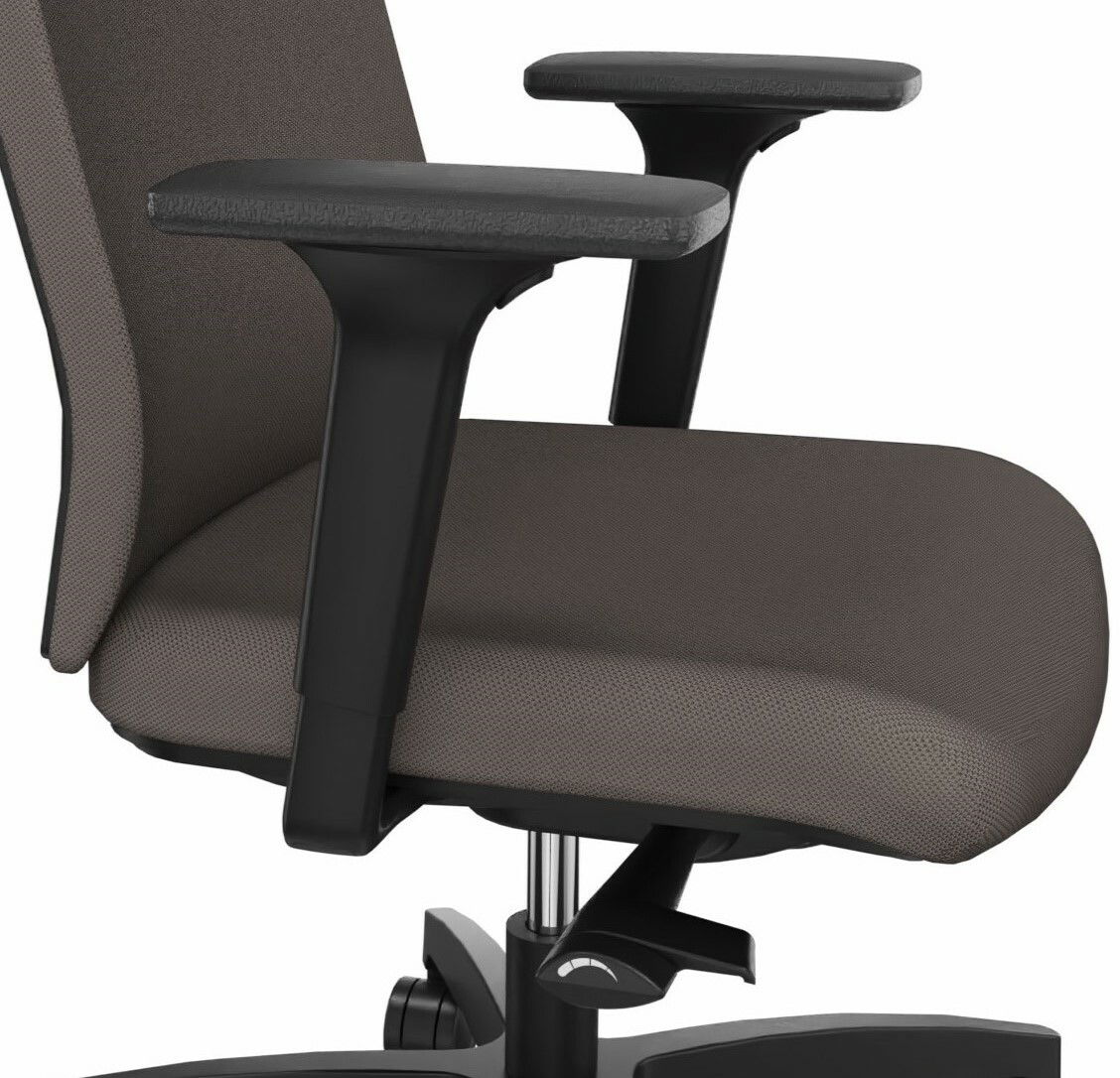 Nahaufnahme eines braunen Drehstuhls mit Armlehnen, seitliche Perspektive