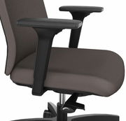 Nahaufnahme eines braunen Drehstuhls mit Armlehnen, seitliche Perspektive