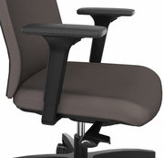 Nahaufnahme eines braunen Drehstuhls mit Armlehnen, seitliche Perspektive