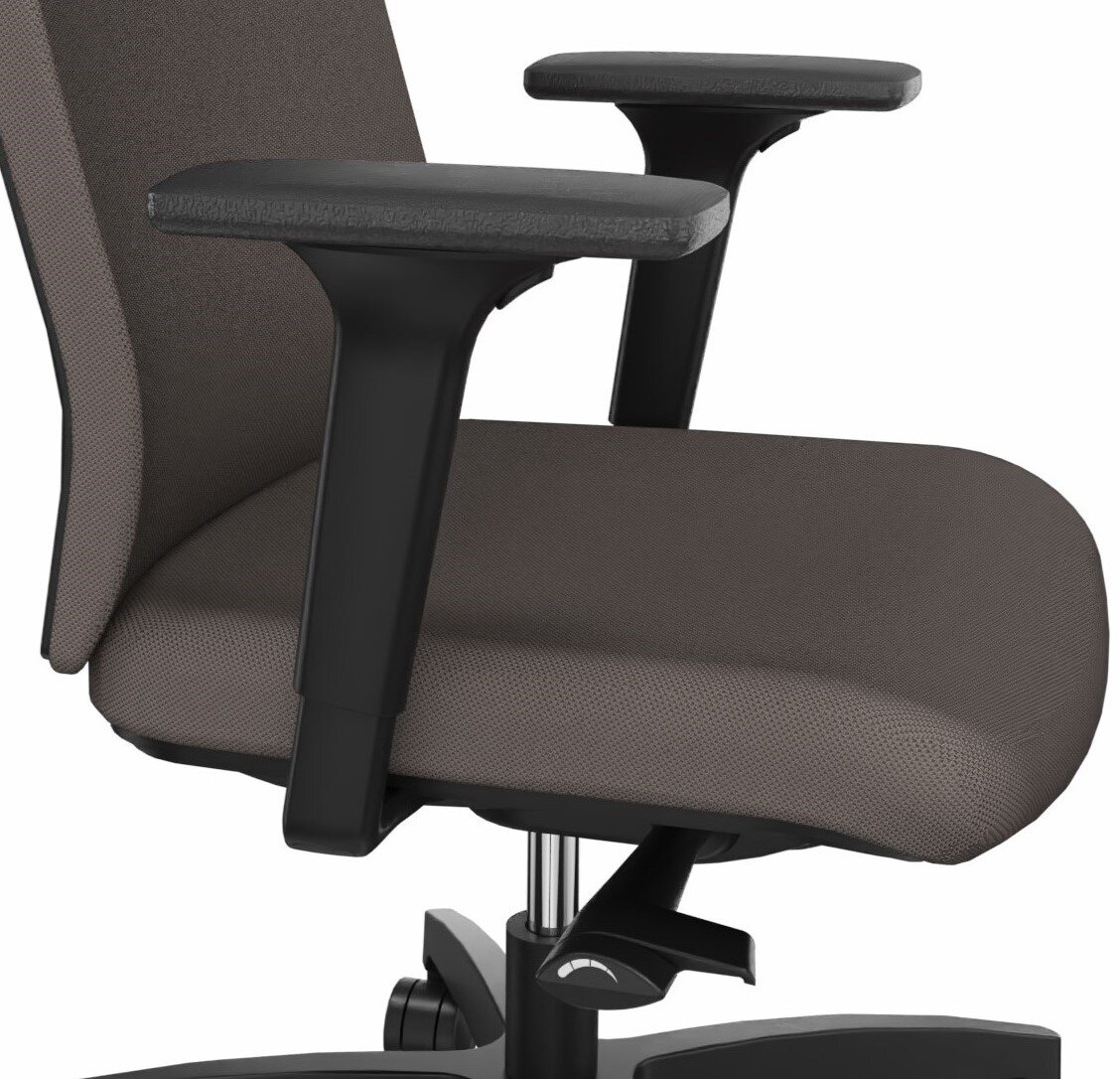 Nahaufnahme eines braunen Drehstuhls mit Armlehnen, seitliche Perspektive