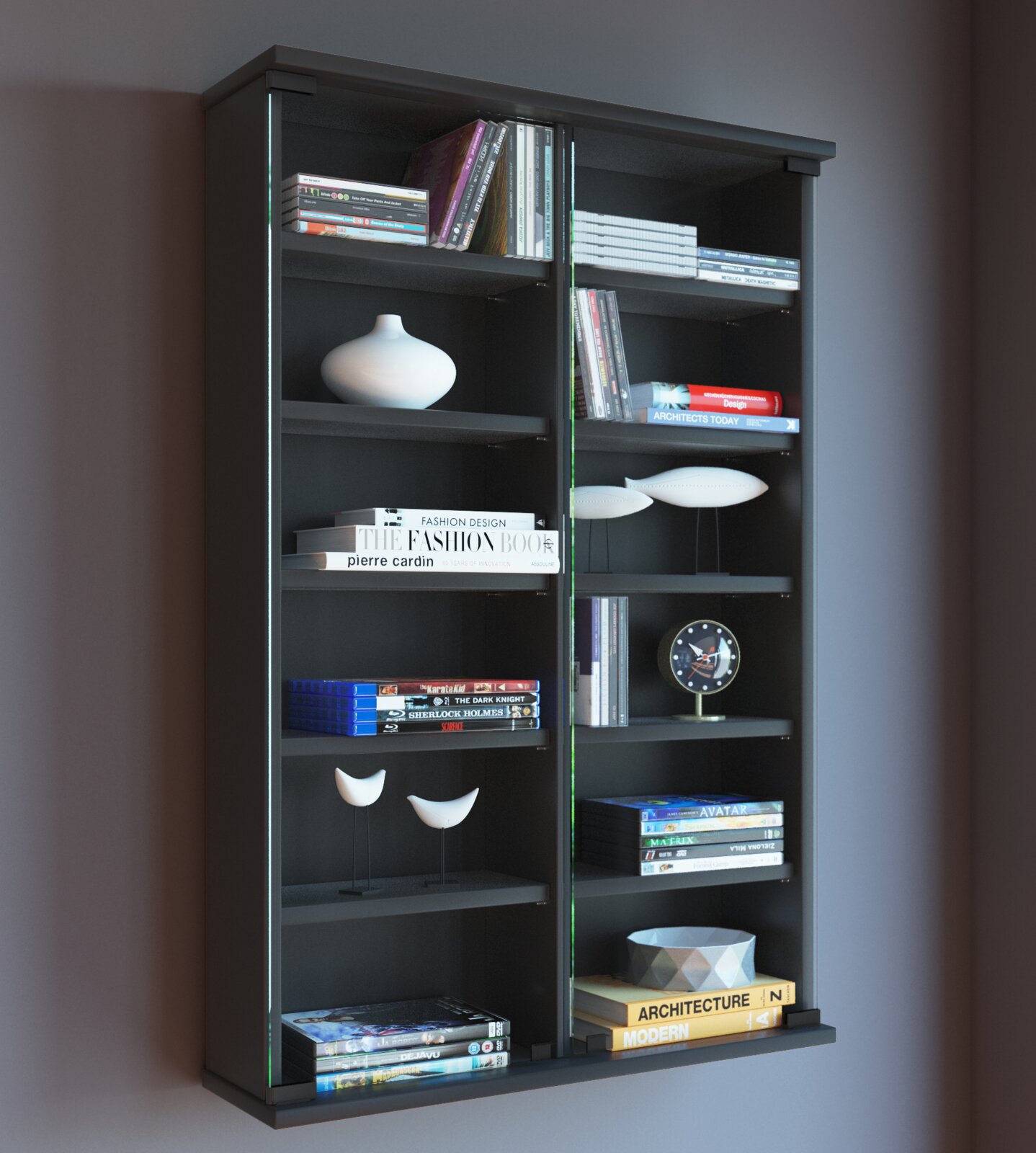 Schwarzes Bücherregal/Vitrine mit Glasfront und mehreren Einlegeböden, gefüllt mit Büchern und Dekoobjekten Perspektive: frontale Ansicht leicht von links.