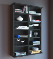 Schwarzes Bücherregal/Vitrine mit Glasfront und mehreren Einlegeböden, gefüllt mit Büchern und Dekoobjekten; Perspektive: frontale Ansicht leicht von links.
