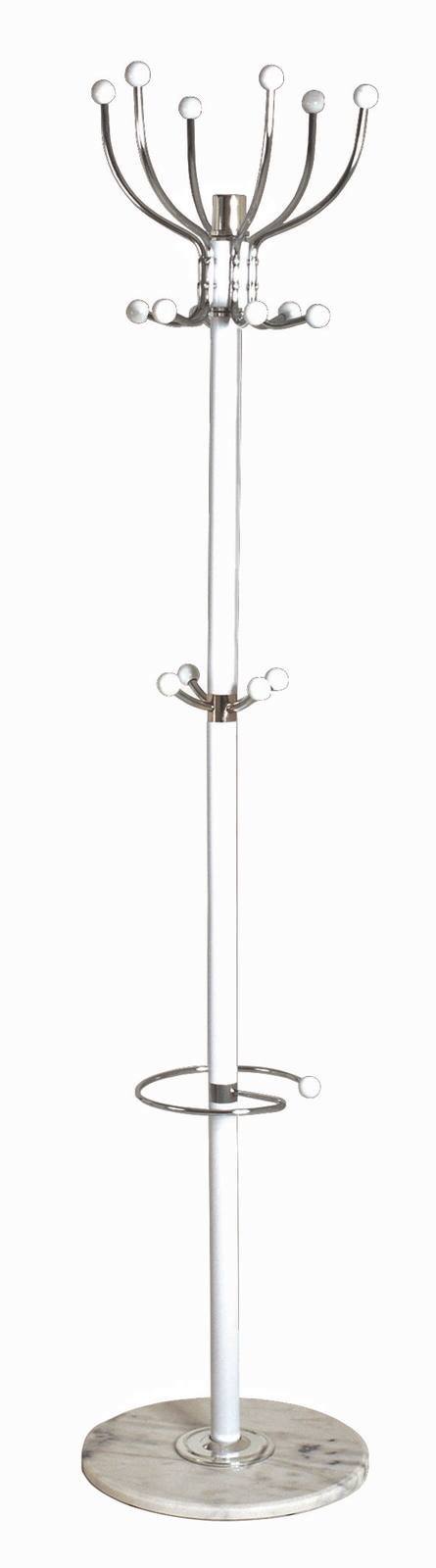 Moderner Garderobenständer aus Metall mit mehreren Haken und einem stabilen Marmorfuß, frontal abgebildet.