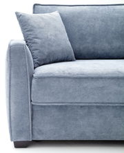 Detailansicht eines blauen Funktionssofas mit Kissen, seitliche Perspektive