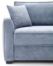 Detailansicht eines blauen Funktionssofas mit Kissen, seitliche Perspektive