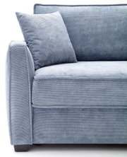 Detailansicht eines blauen Funktionssofas mit Kissen, seitliche Perspektive