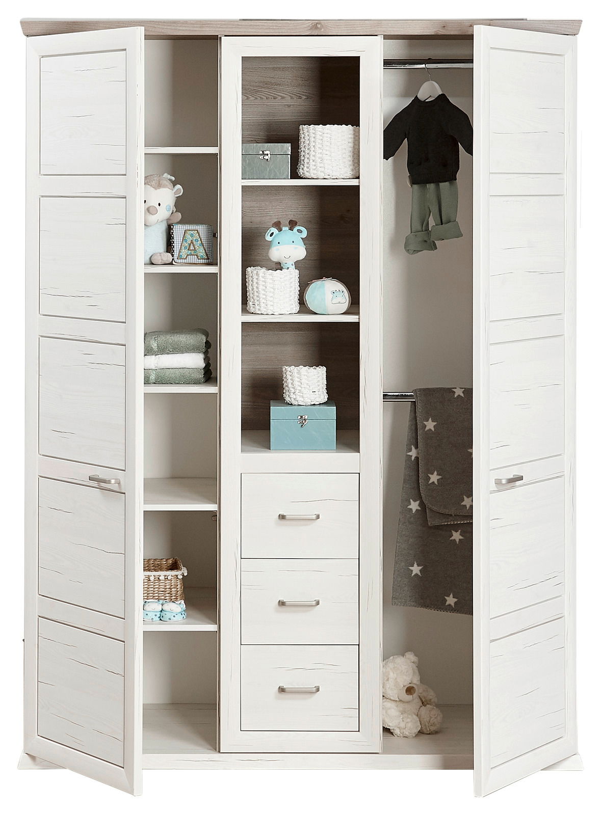 Offener, weißer Drehtürenschrank mit zwei Türen, Regalen und Schubladen, gefüllt mit Kinderkleidung und Spielzeug, aus frontaler Perspektive.