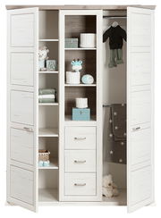 Offener, weißer Drehtürenschrank mit zwei Türen, Regalen und Schubladen, gefüllt mit Kinderkleidung und Spielzeug, aus frontaler Perspektive.