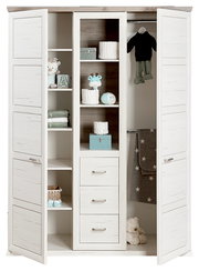 Offener, weißer Drehtürenschrank mit zwei Türen, Regalen und Schubladen, gefüllt mit Kinderkleidung und Spielzeug, aus frontaler Perspektive.