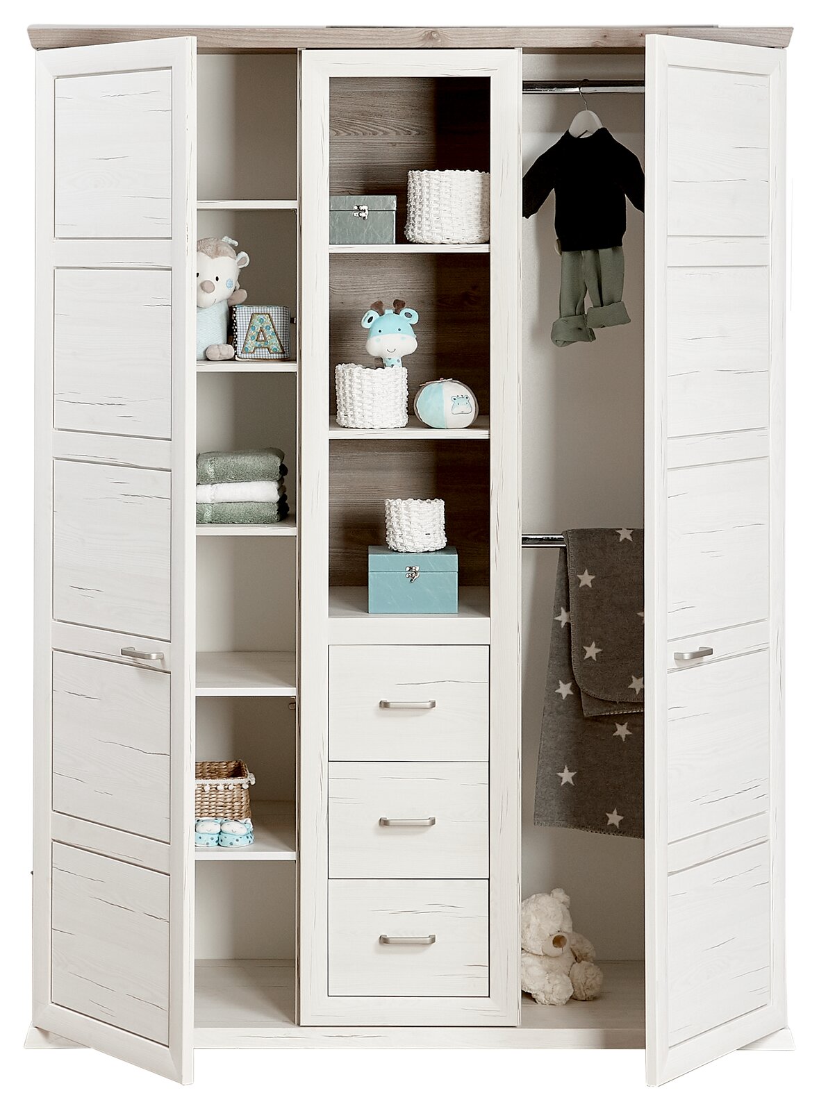 Offener, weißer Drehtürenschrank mit zwei Türen, Regalen und Schubladen, gefüllt mit Kinderkleidung und Spielzeug, aus frontaler Perspektive.