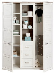 Open, witte draaideurkast met twee deuren, planken en lades, gevuld met kinderkleding en speelgoed, gezien van voren.